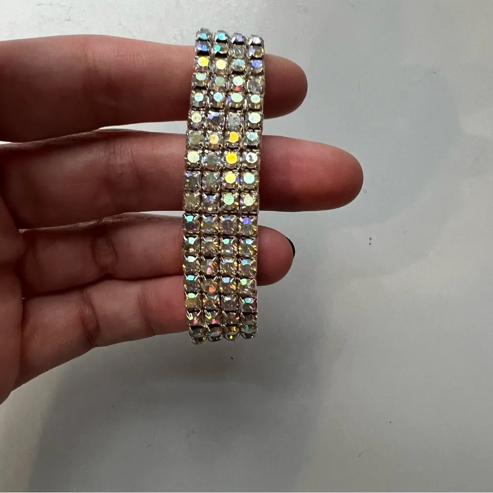 ✨Sleek & lux pave diamond Girls’ stretch bracelet
